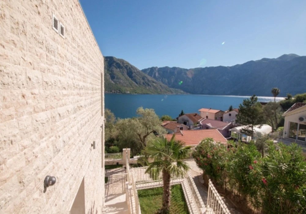 Kuća na prodaju 5 соба, 300 m². Kotor. 