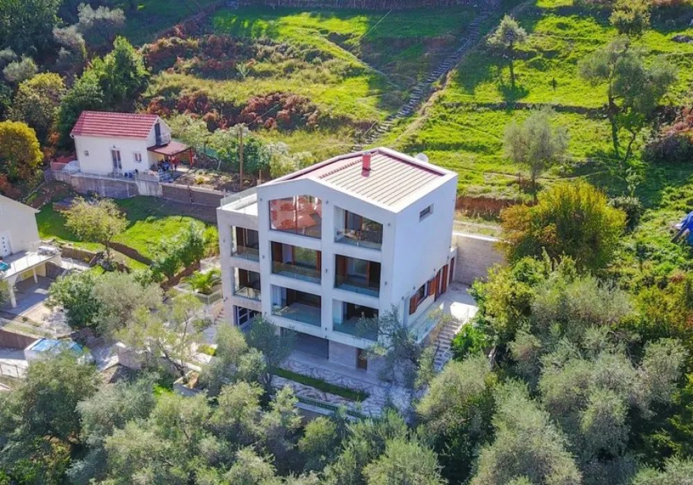 Kuća na prodaju 4 собе, 584 m². Kotor. 