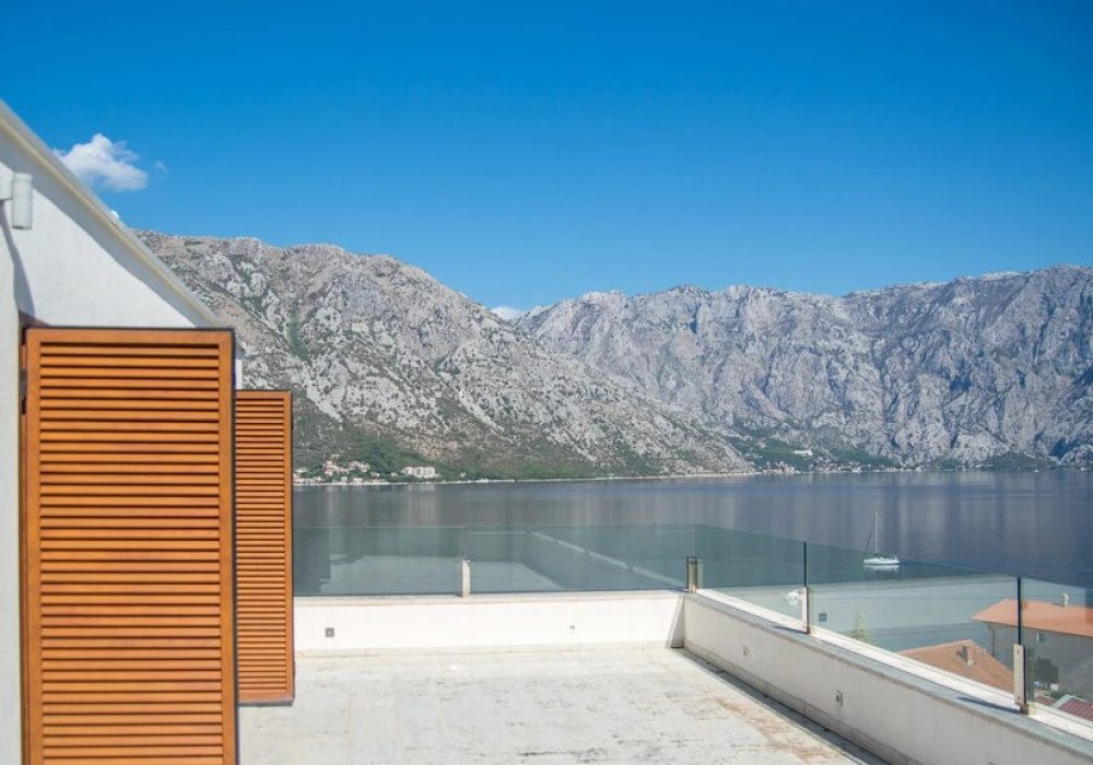 Kuća na prodaju 4 собе, 584 m². Kotor. 