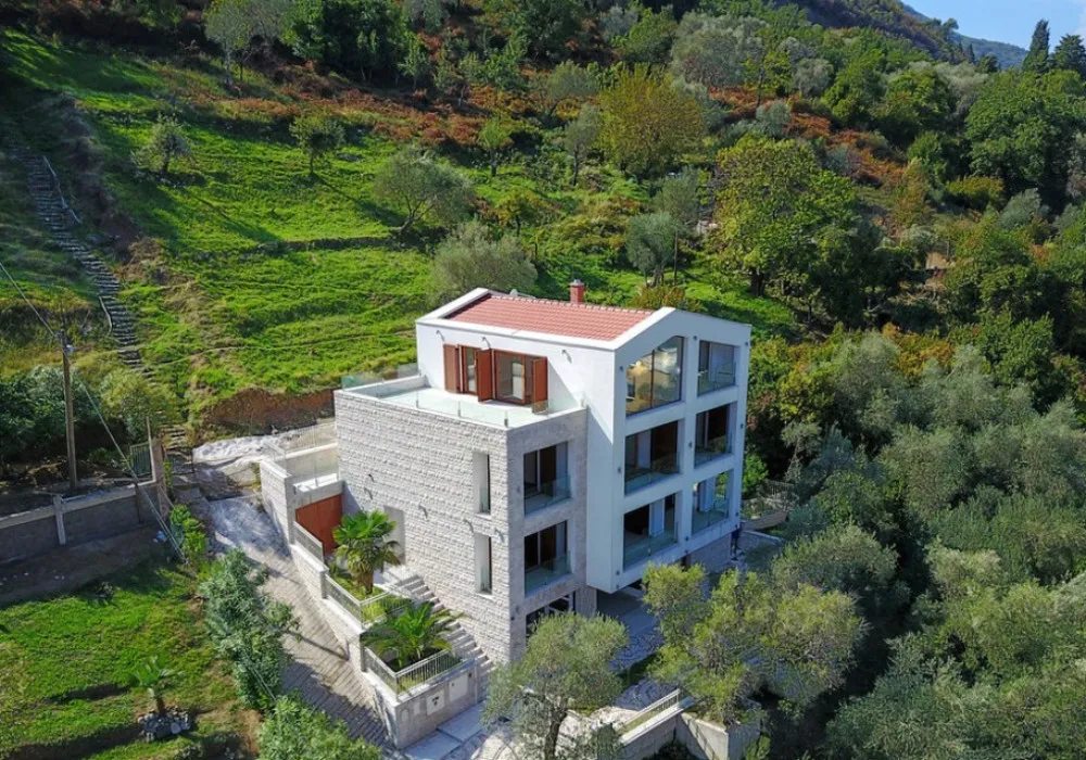 Kuća na prodaju 4 собе, 584 m². Kotor. 