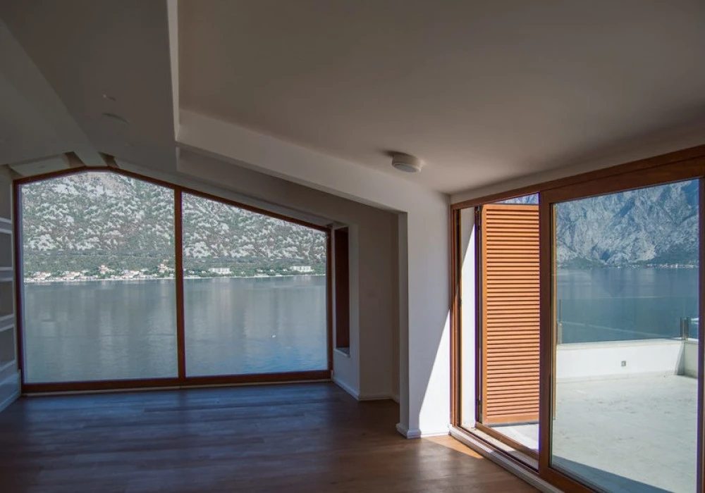 Kuća na prodaju 4 собе, 584 m². Kotor. 