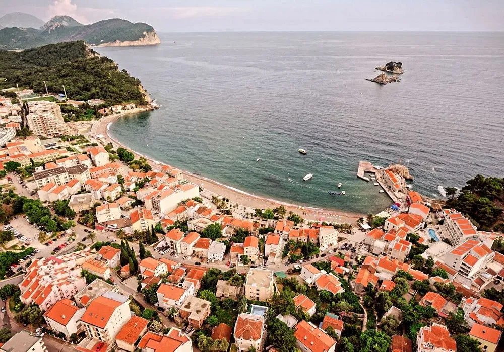 Apartments for sale 2 rooms, 86 m². Petrovac. 