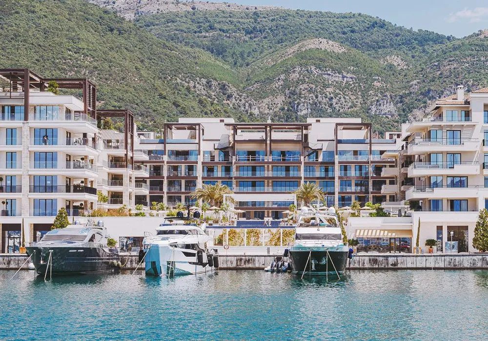 Stan na prodaju 3 собе, 438 m². Tivat. 