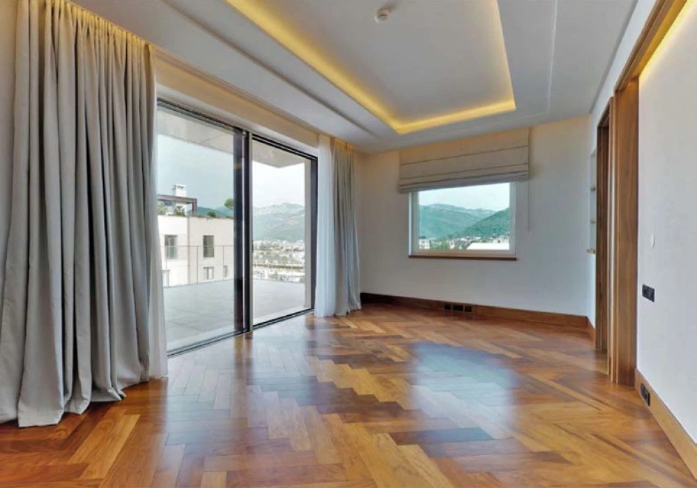 Stan na prodaju 3 собе, 438 m². Tivat. 