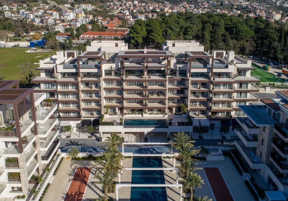 Apartments for sale 3 rooms, 438 m². Tivat. 