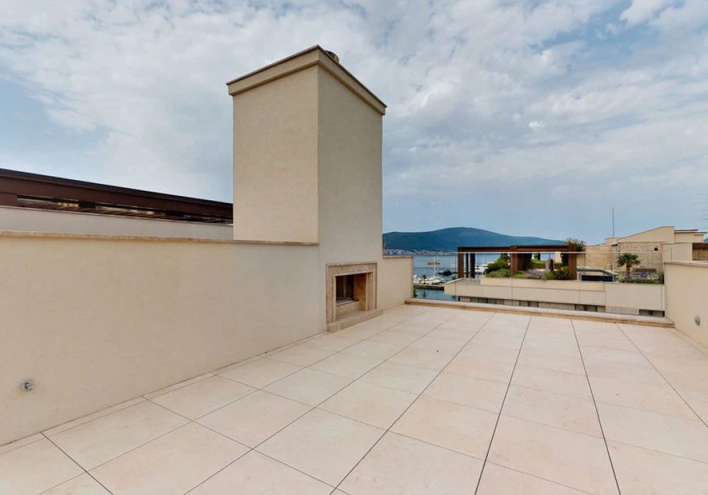 Stan na prodaju 3 собе, 438 m². Tivat. 