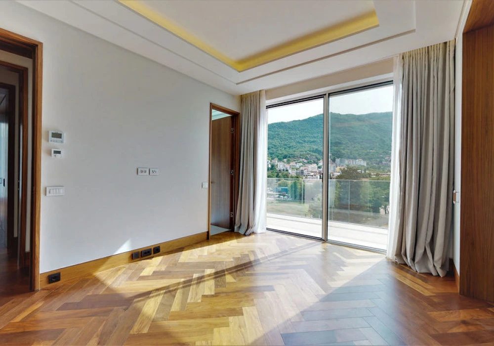 Stan na prodaju 3 собе, 438 m². Tivat. 