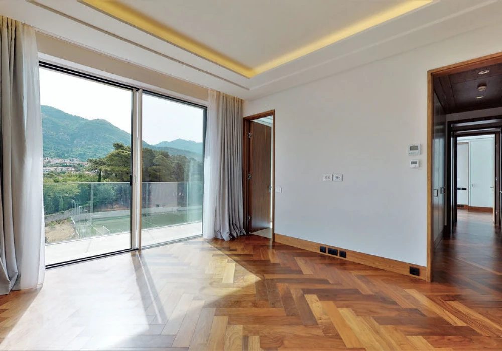 Apartments for sale 3 rooms, 438 m². Tivat. 