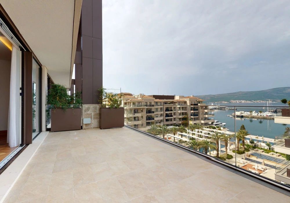 Apartments for sale 3 rooms, 438 m². Tivat. 