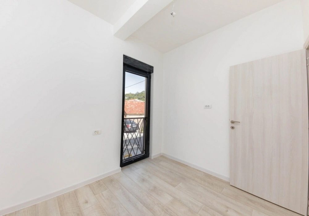 Stan na prodaju 3 собе, 82 m². Tivat. 