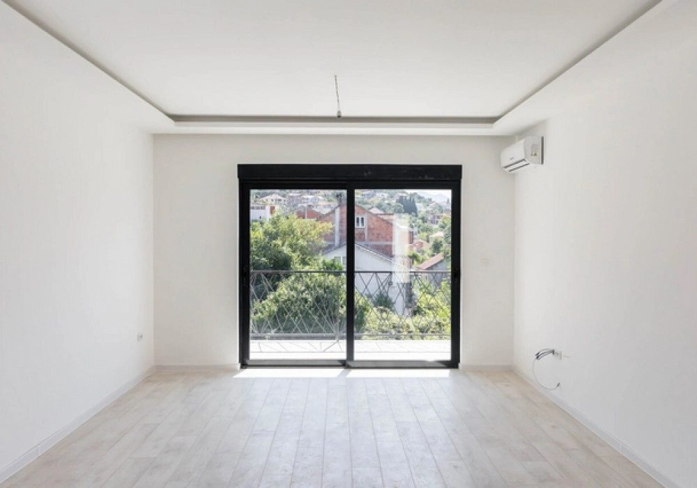 Stan na prodaju 3 собе, 82 m². Tivat. 