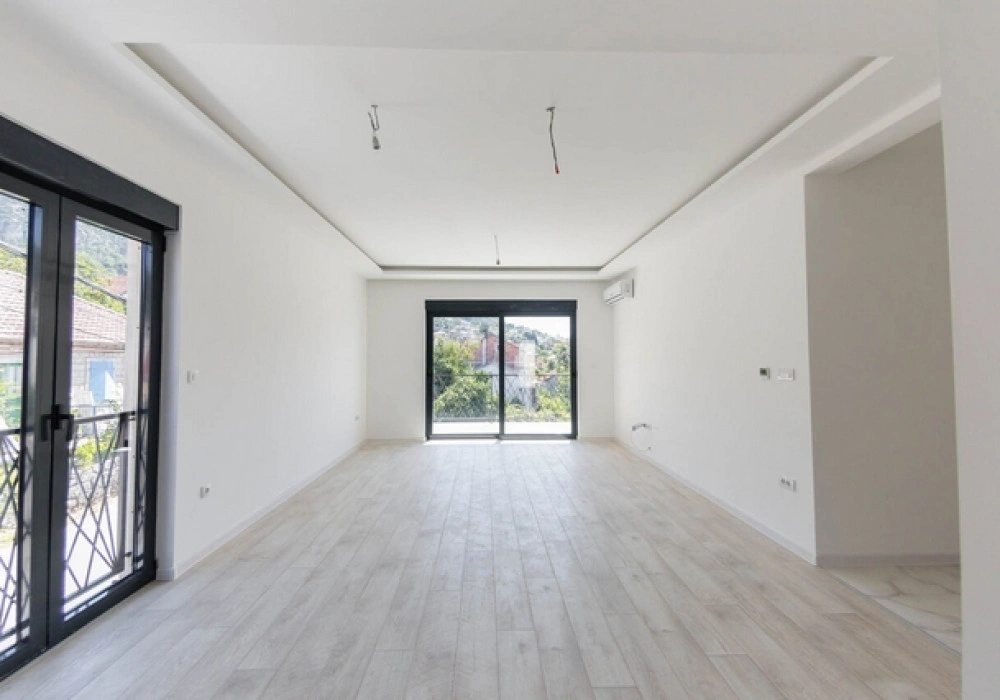 Stan na prodaju 3 собе, 82 m². Tivat. 