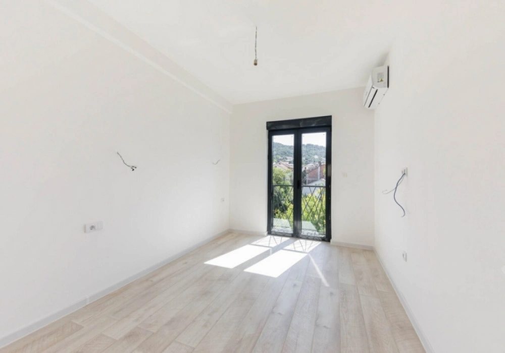 Stan na prodaju 3 собе, 82 m². Tivat. 