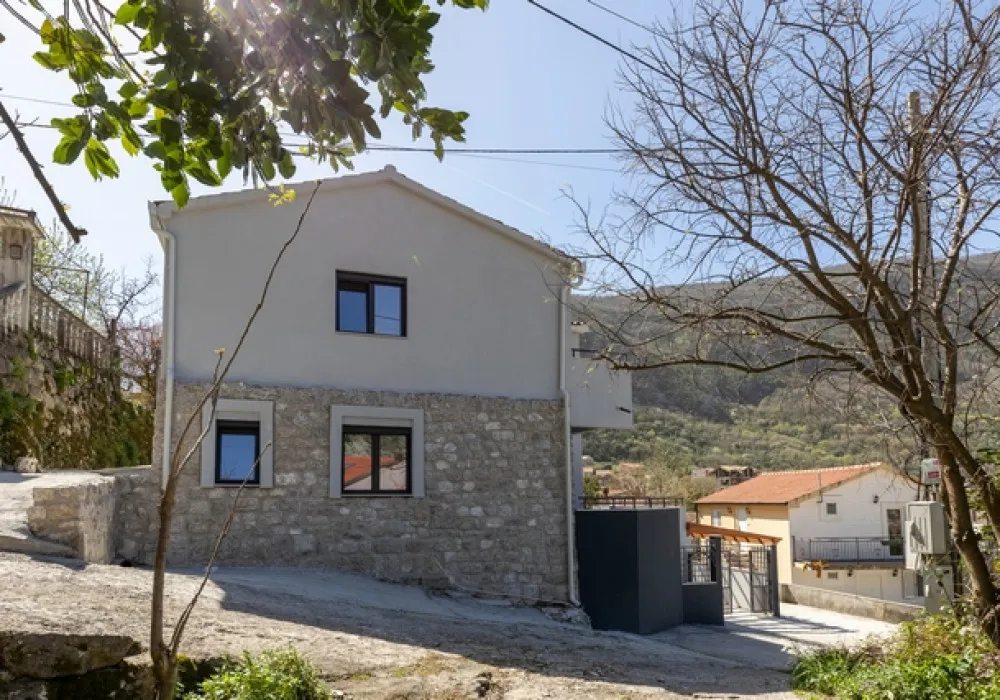 Kuća na prodaju 2 собе, 183 m². Kotor. 