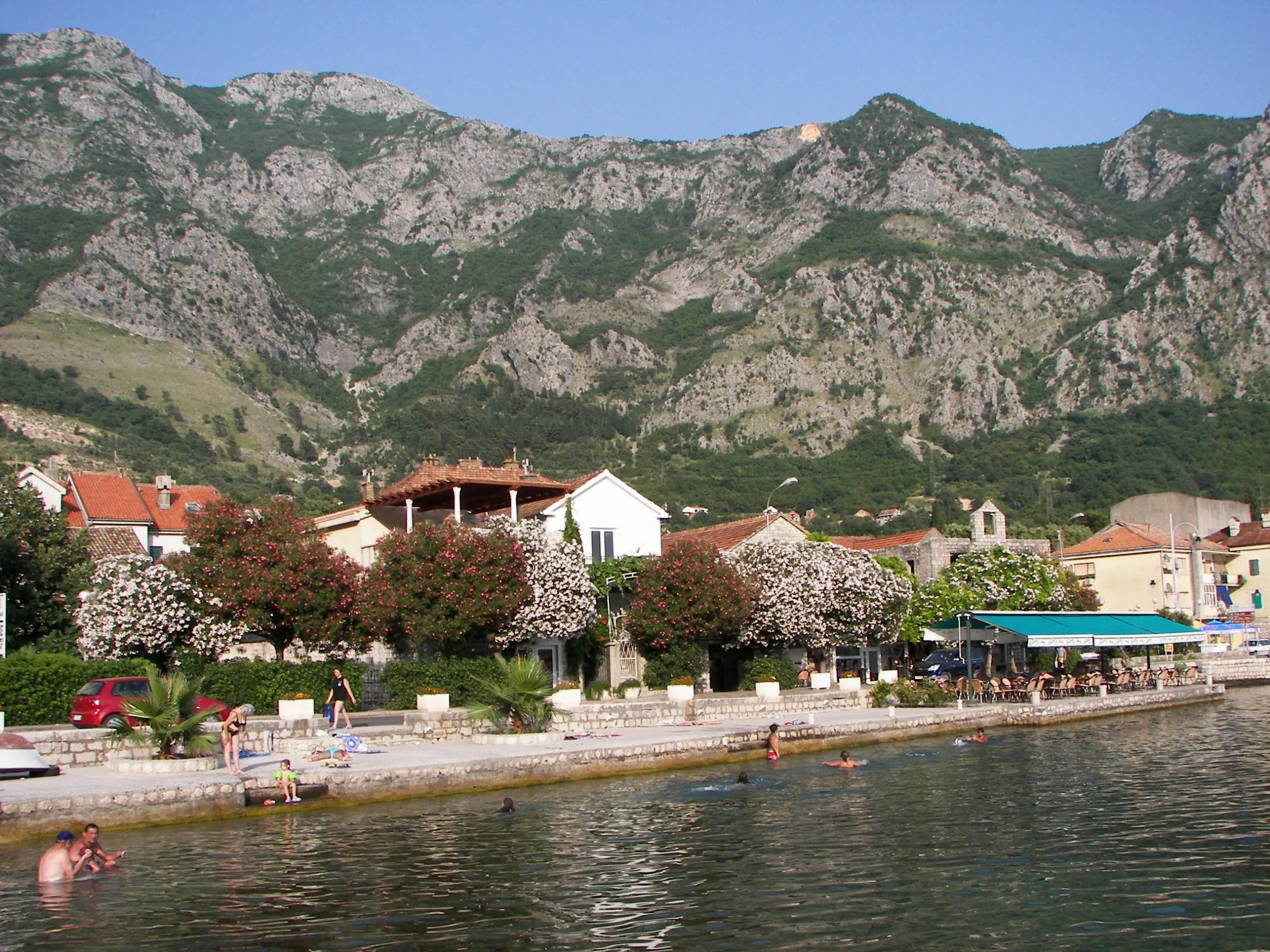 Zemljište na prodaju za stambenu izgradnju. Risan. 