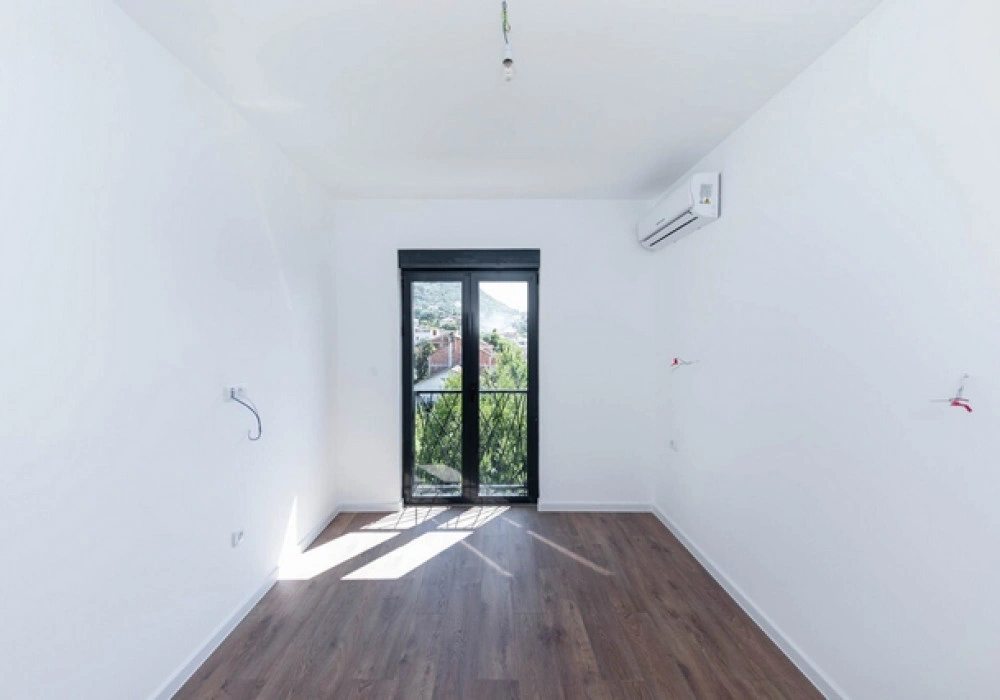 Stan na prodaju 3 собе, 82 m². Tivat. 