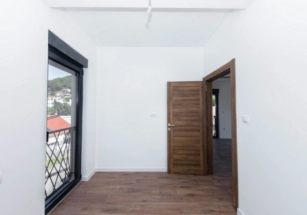 Stan na prodaju 3 собе, 82 m². Tivat. 