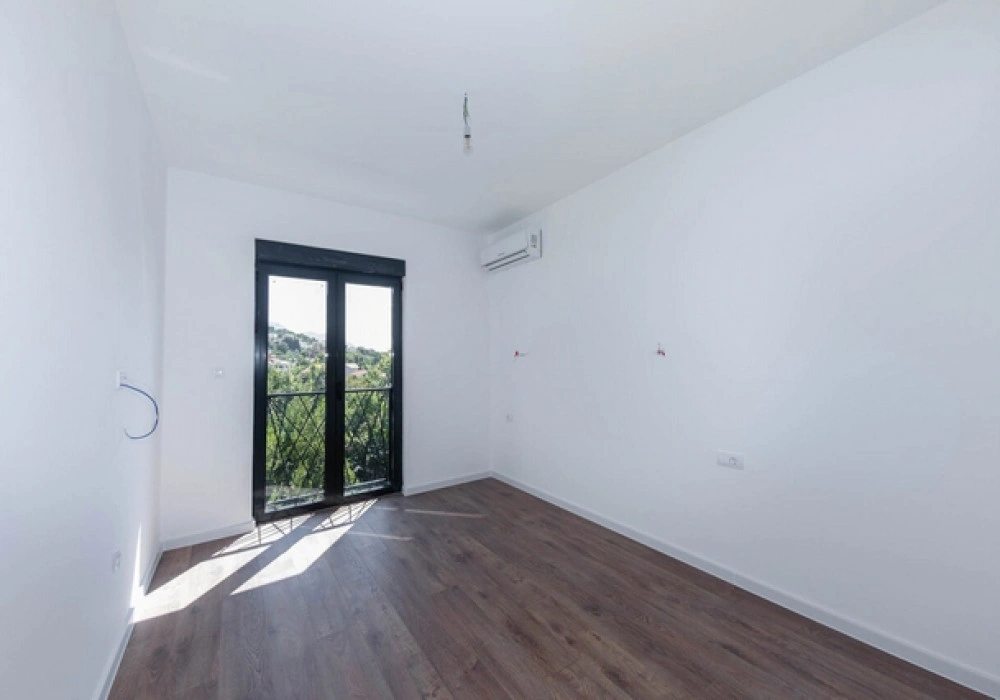 Stan na prodaju 3 собе, 82 m². Tivat. 