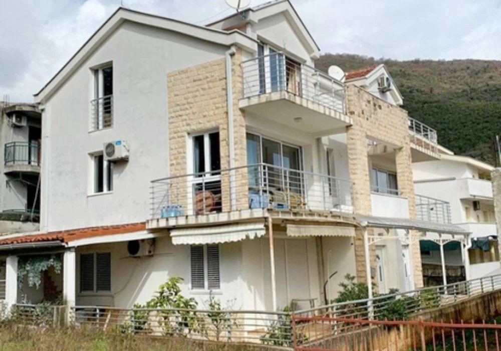 Apartments for sale 3 rooms, 120 m². Herceg Novi. 