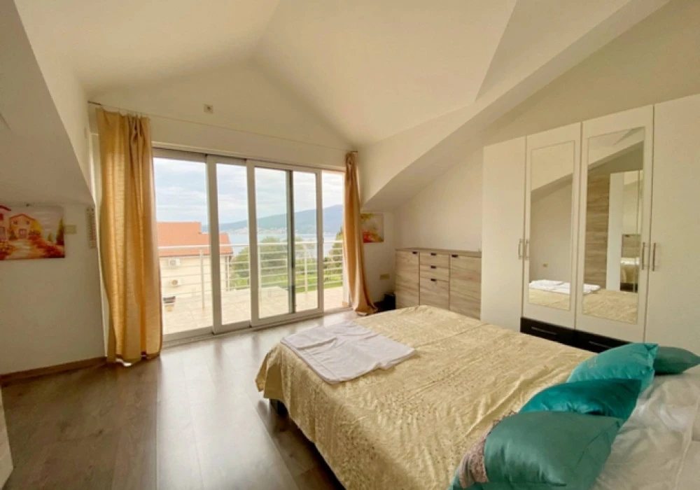 Apartments for sale 3 rooms, 120 m². Herceg Novi. 