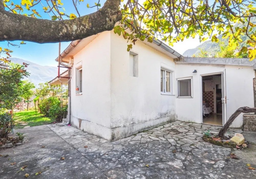 Kuća na prodaju 3 собе, 105 m². Prcanj. 