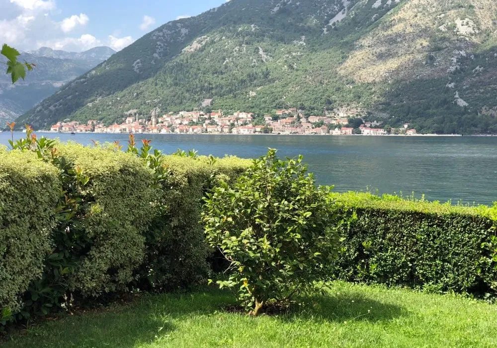 Kuća na prodaju 7 соба, 390 m². Kotor. 