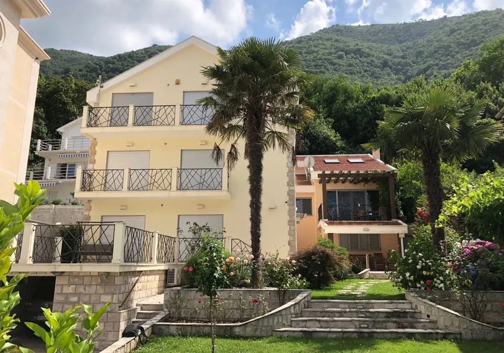 Kuća na prodaju 7 соба, 390 m². Kotor. 