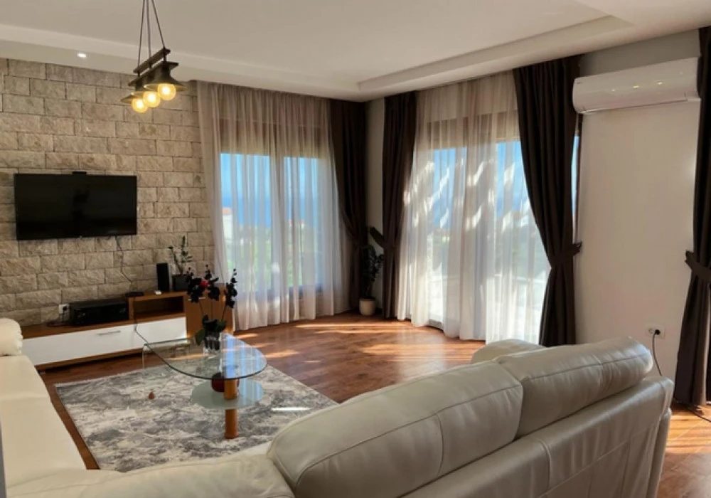 House for sale 4 rooms, 320 m². Krimovica. 