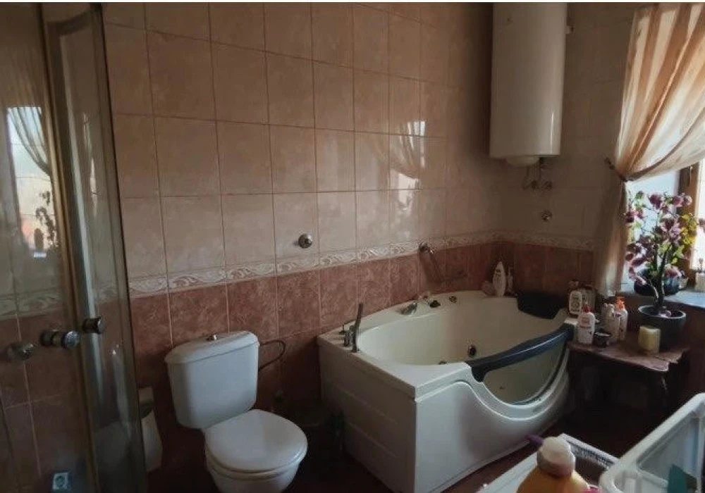 House for sale 3 rooms, 300 m². Podgorica. 