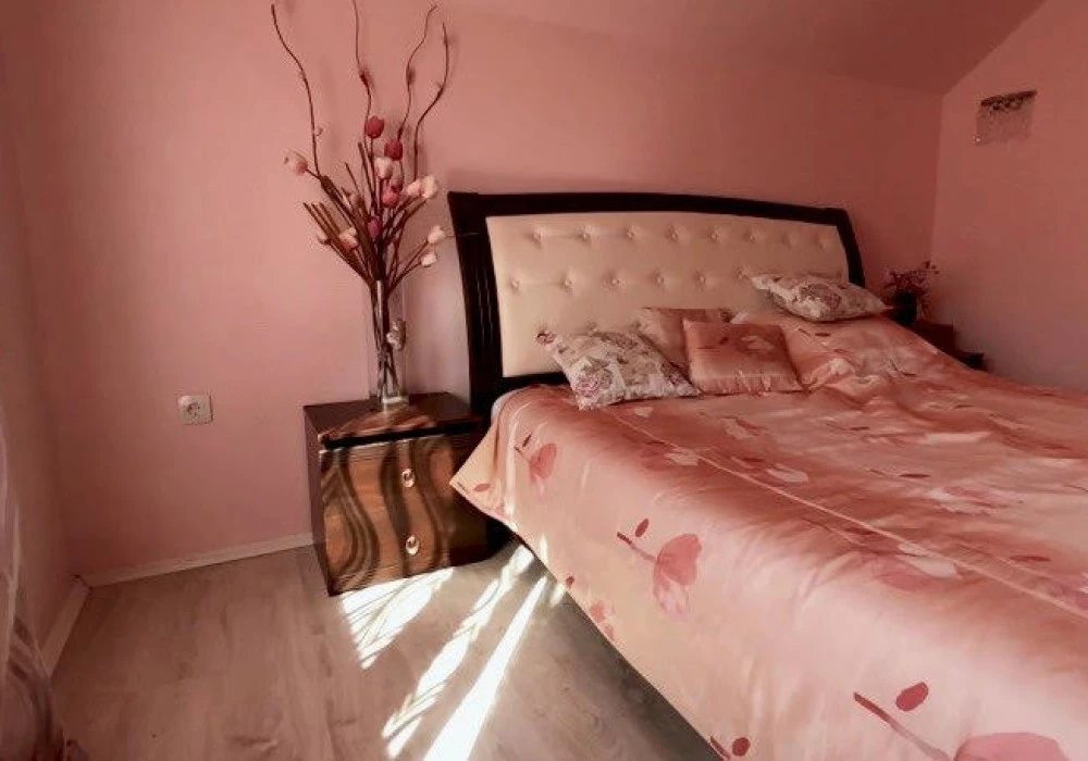 House for sale 3 rooms, 300 m². Podgorica. 