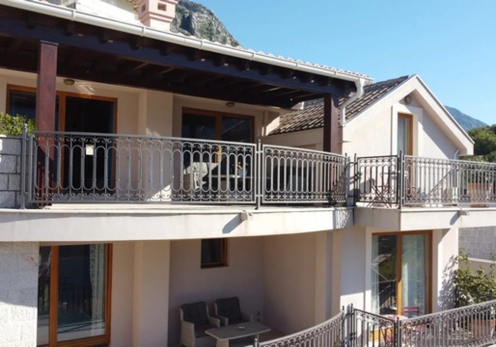 House for sale 6 rooms, 507 m². Dobrota. 