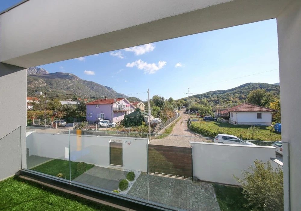 House for sale 4 rooms, 300 m². Kotor. 