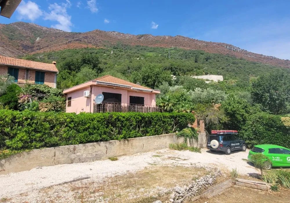 House for sale 4 rooms, 223 m². Herceg Novi. 