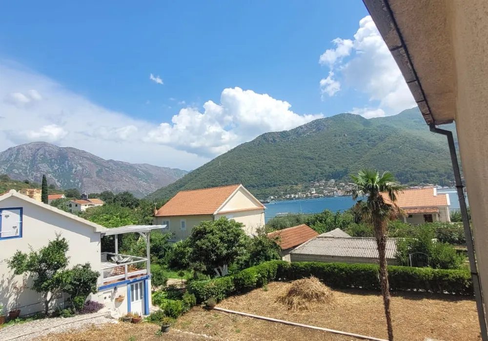 House for sale 4 rooms, 223 m². Herceg Novi. 