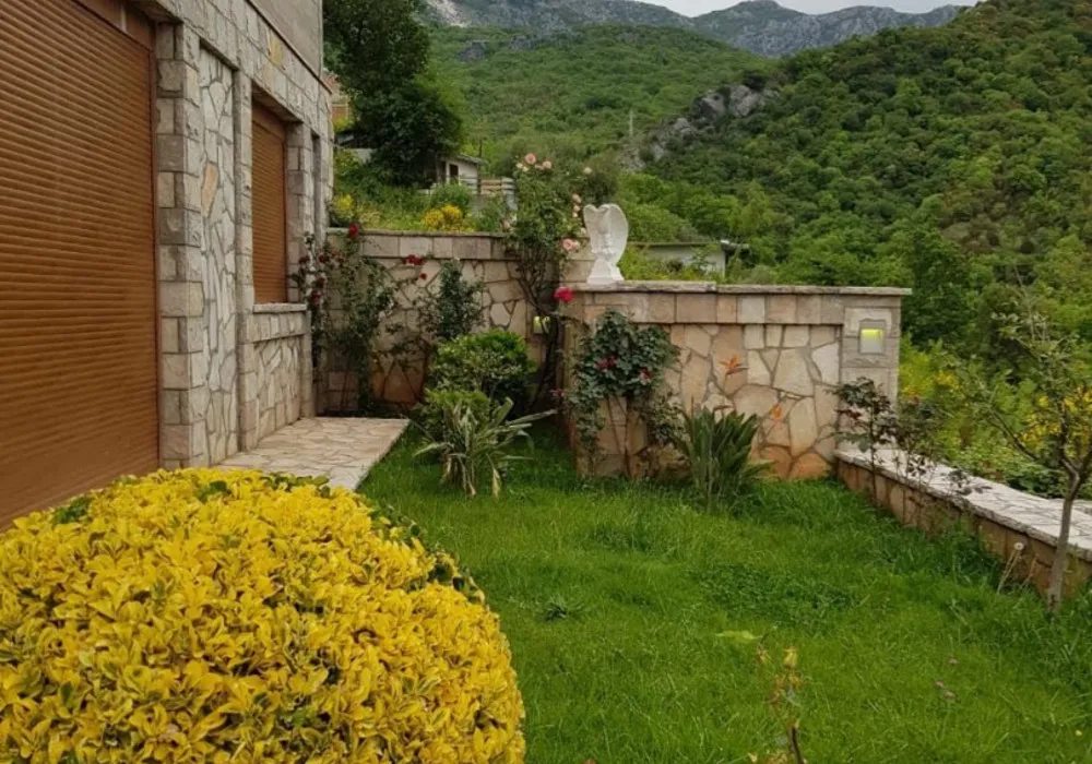 House for sale 3 rooms, 500 m². Becici. 