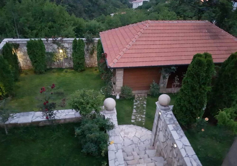 House for sale 3 rooms, 500 m². Becici. 