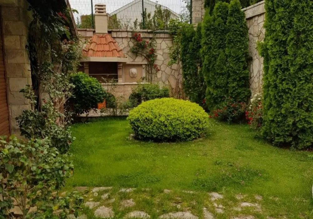 House for sale 3 rooms, 500 m². Becici. 