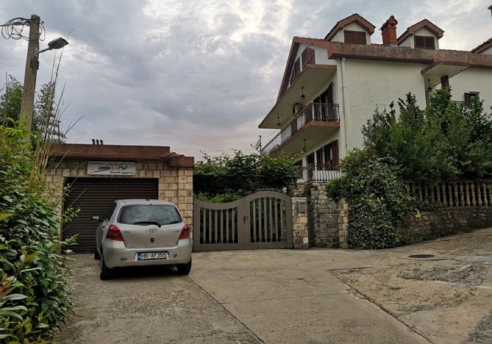 Kuća na prodaju 12 соба, 100 m². Herceg Novi. 