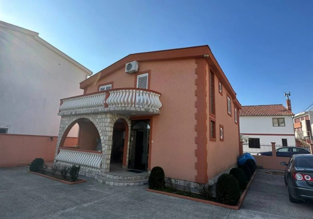 House for sale 6 rooms, 168 m². Bar. 