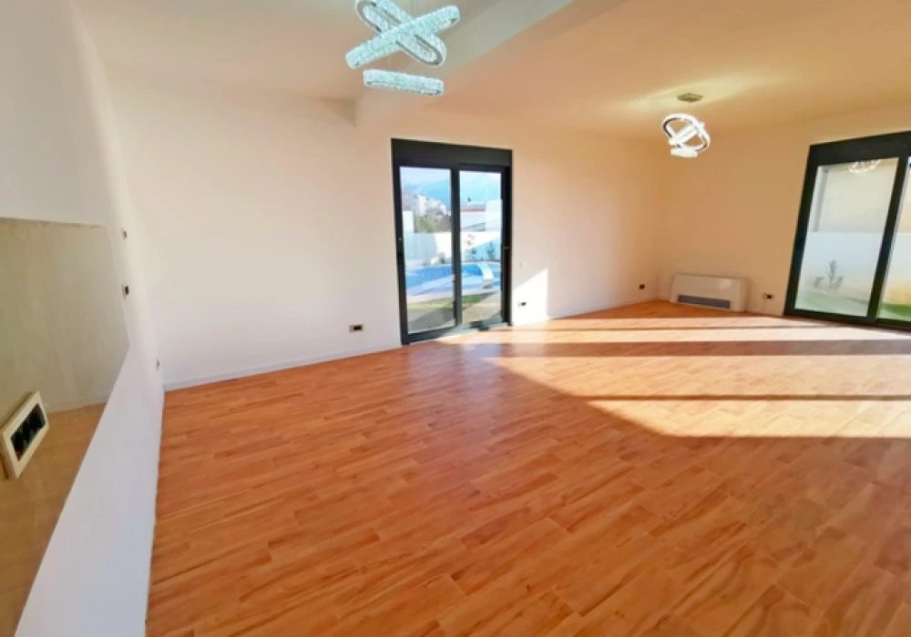 Kuća na prodaju 5 соба, 360 m². Bar. 