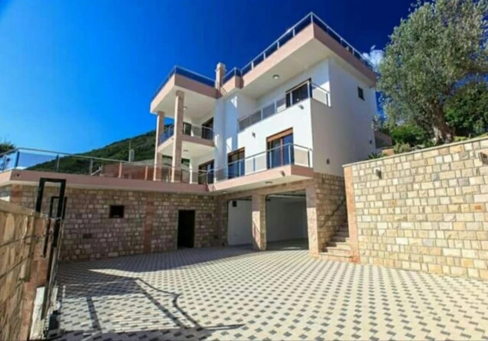 House for sale 4 rooms, 500 m². Bar. 