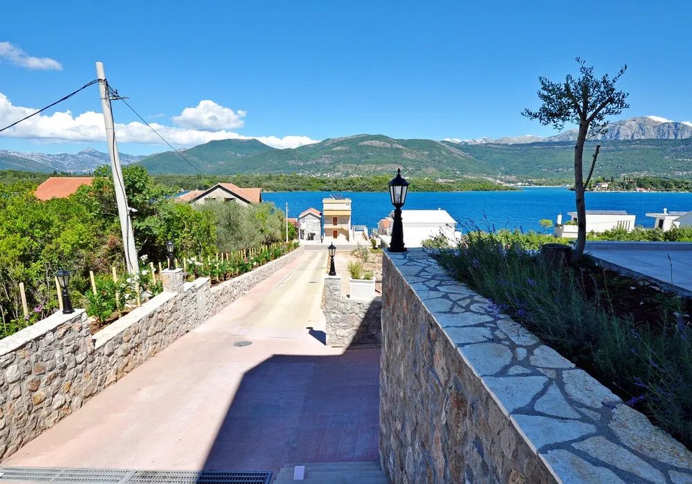 Apartments for sale 2 rooms, 77 m². Tivat. 