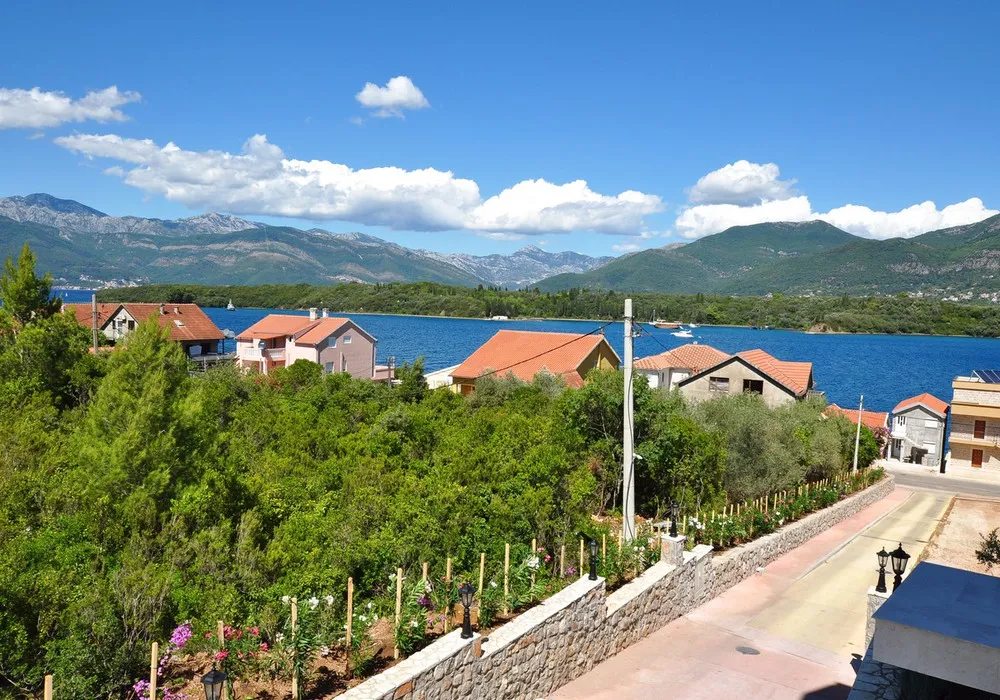 Apartments for sale 2 rooms, 77 m². Tivat. 