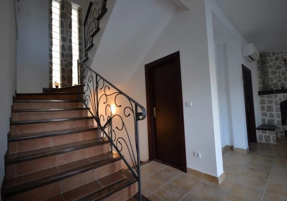 House for sale 4 rooms, 235 m². Kostanica. 