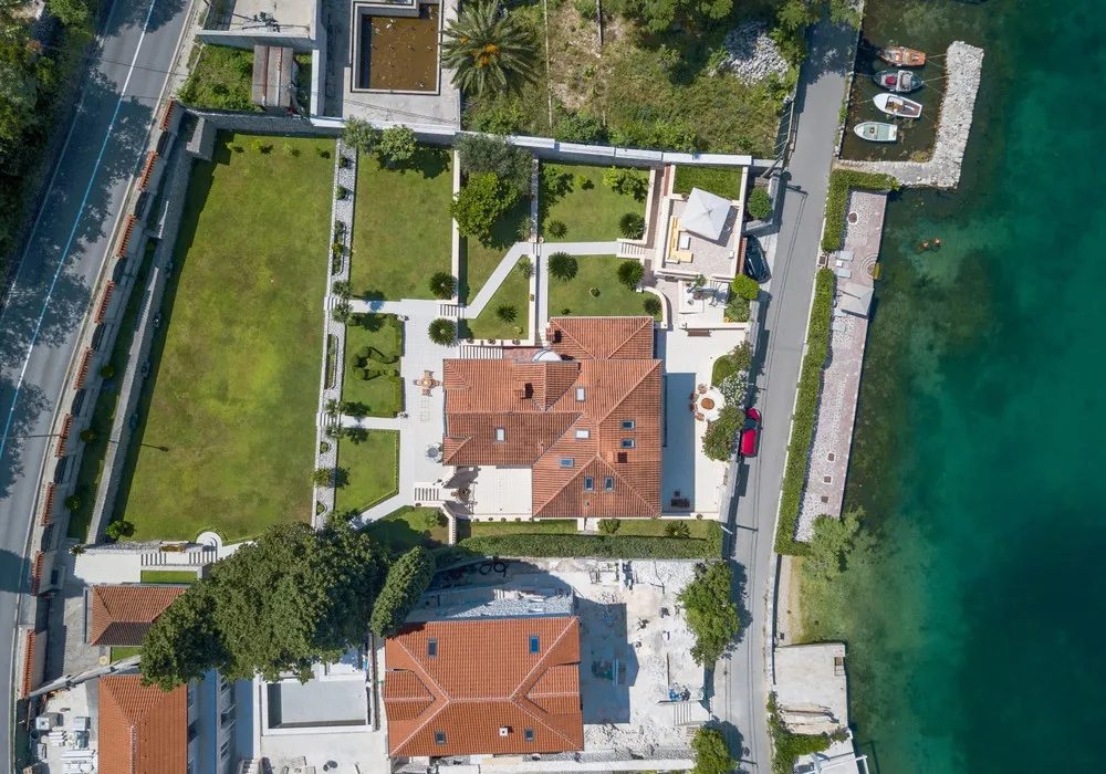 House for sale 5 rooms, 530 m². Kotor. 