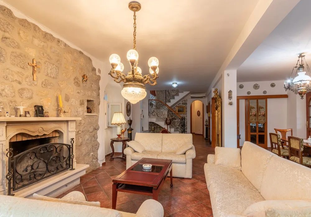 House for sale 5 rooms, 530 m². Kotor. 