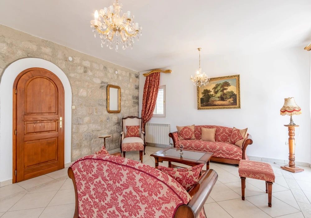 House for sale 5 rooms, 530 m². Kotor. 