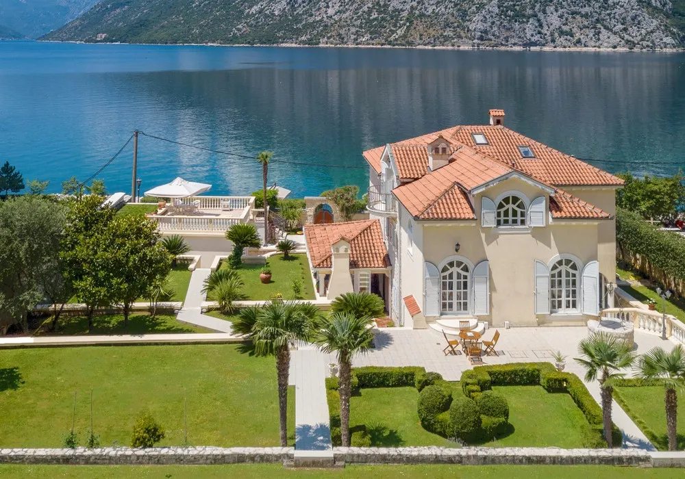 House for sale 5 rooms, 530 m². Kotor. 