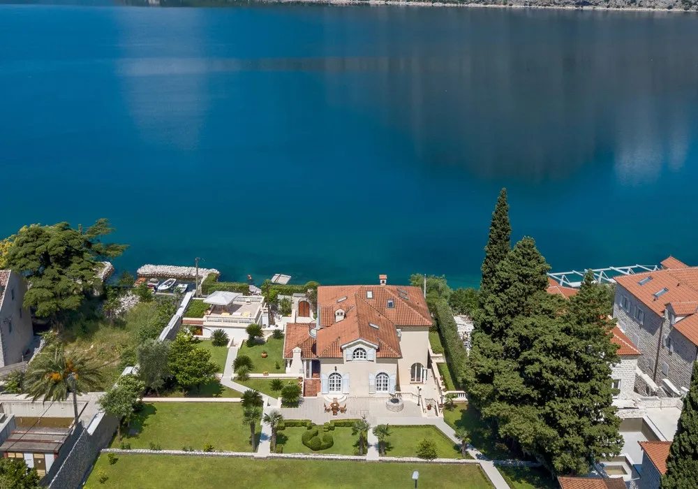 House for sale 5 rooms, 530 m². Kotor. 