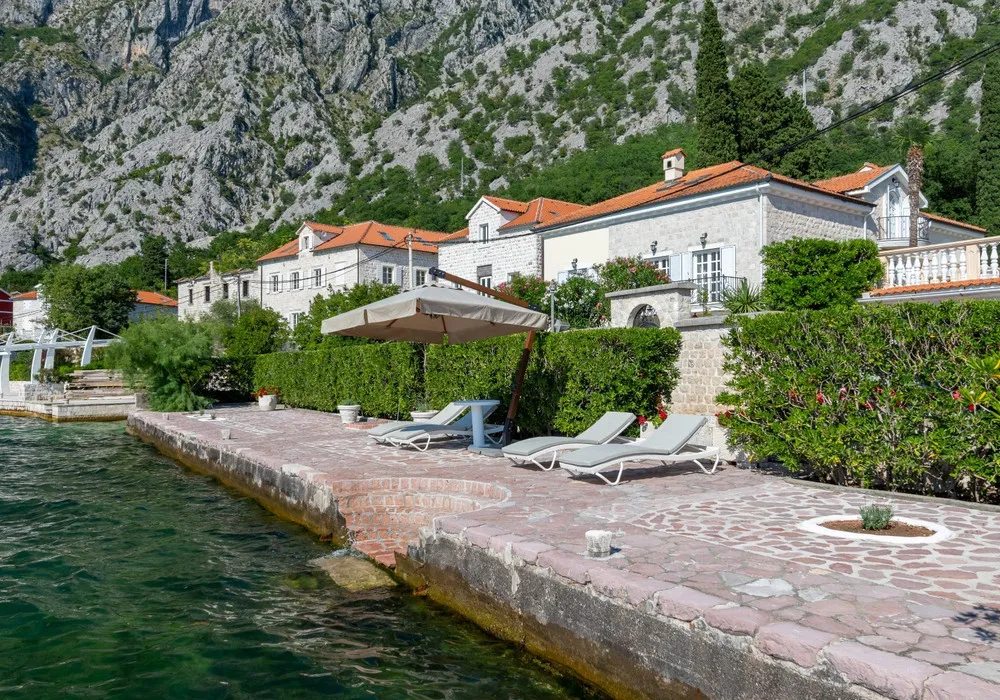 House for sale 5 rooms, 530 m². Kotor. 